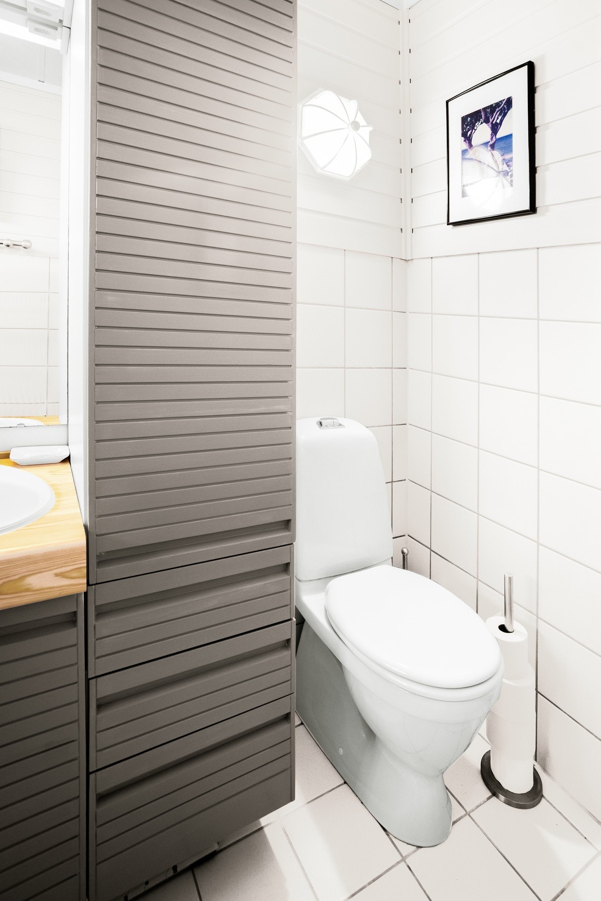 Rommet er utstyrt med vask med baderomsinnredning, toalett og dusjkabinett. Galleribilde