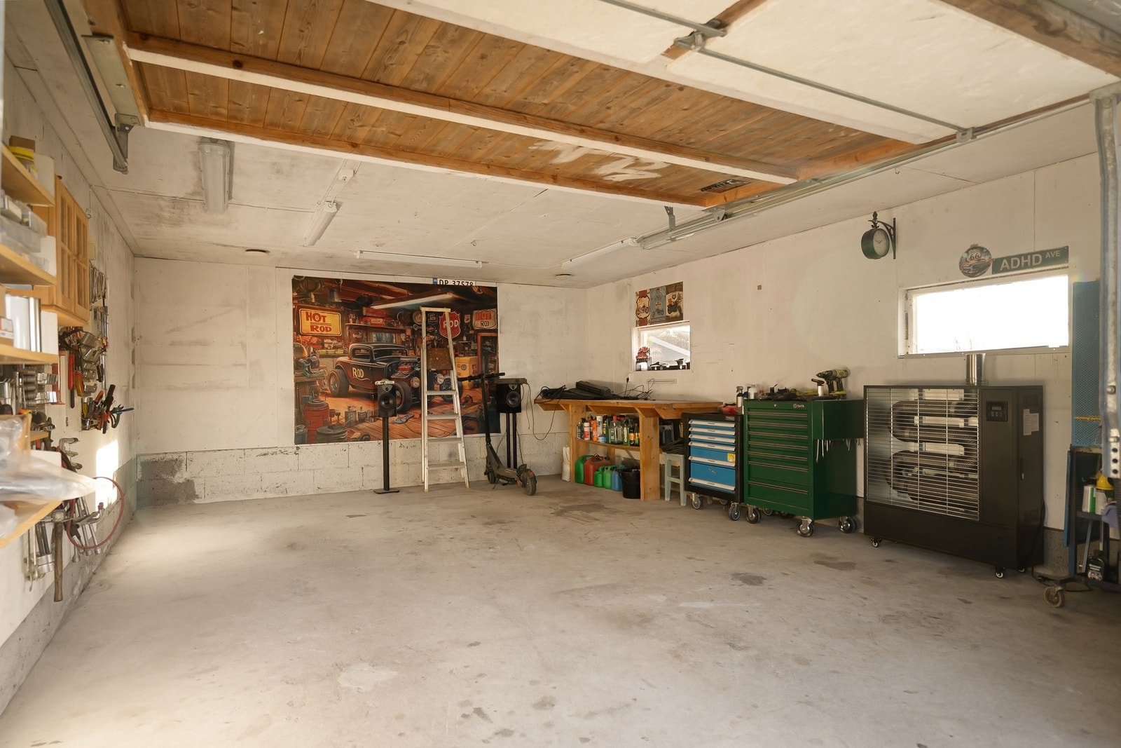 Boligen har 2 garasjer med god plass Galleribilde