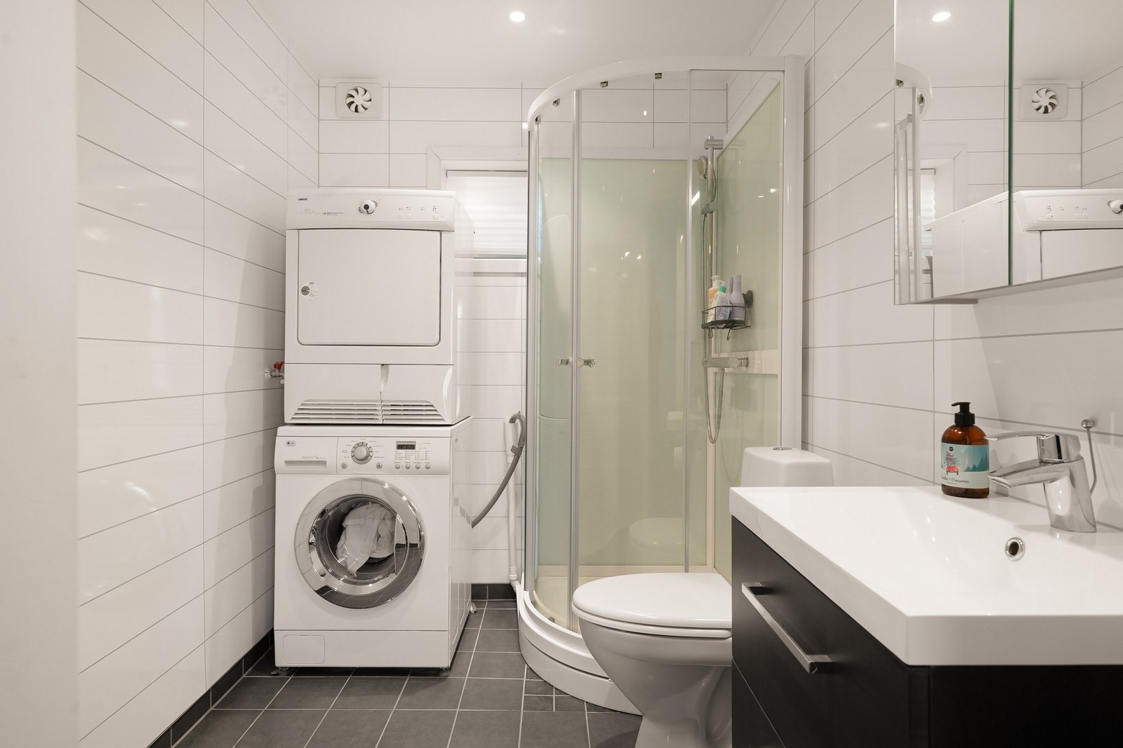 Bad i leiligheten med opplegg til vaskemaskin og tørketrommel Galleribilde
