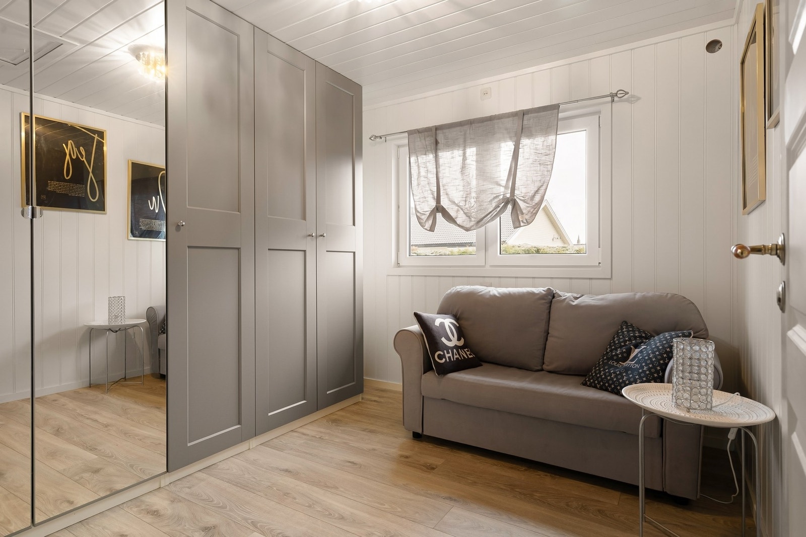 Det er godt med garderobeplass på soverommet Galleribilde