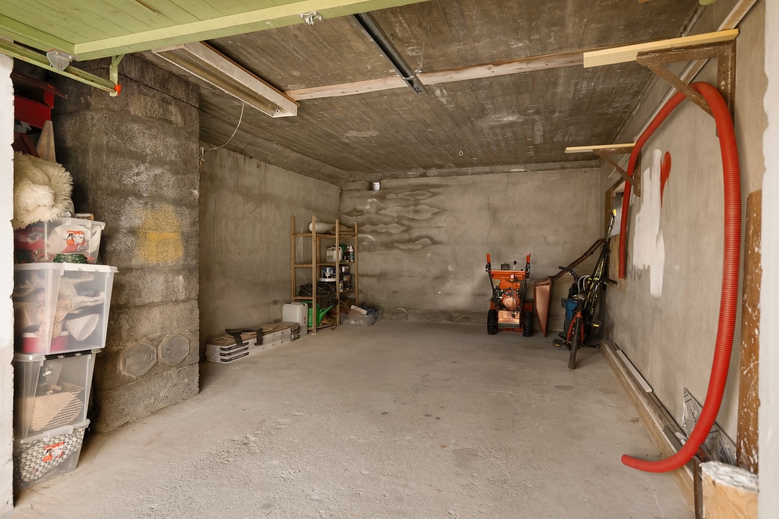 En garasje er integrert og den andre er frittstående. Galleribilde