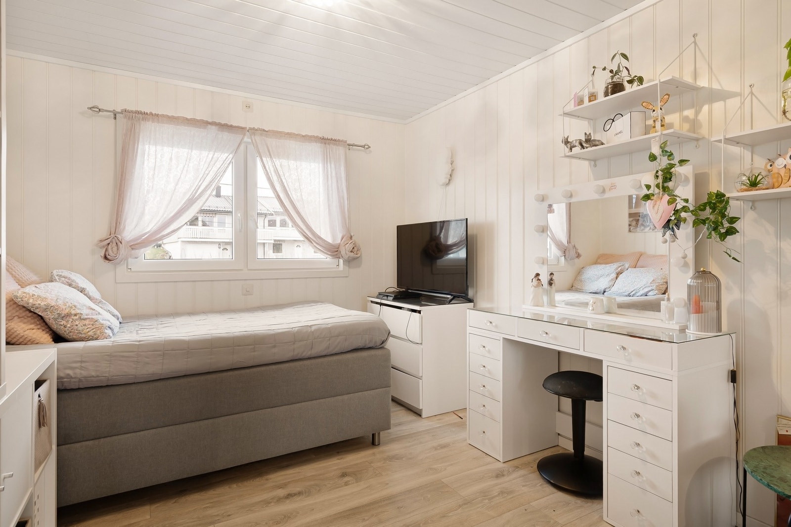 1 etasje har 3 soverom med god størrelse - alle rommene har plass til garderobe og seng Galleribilde