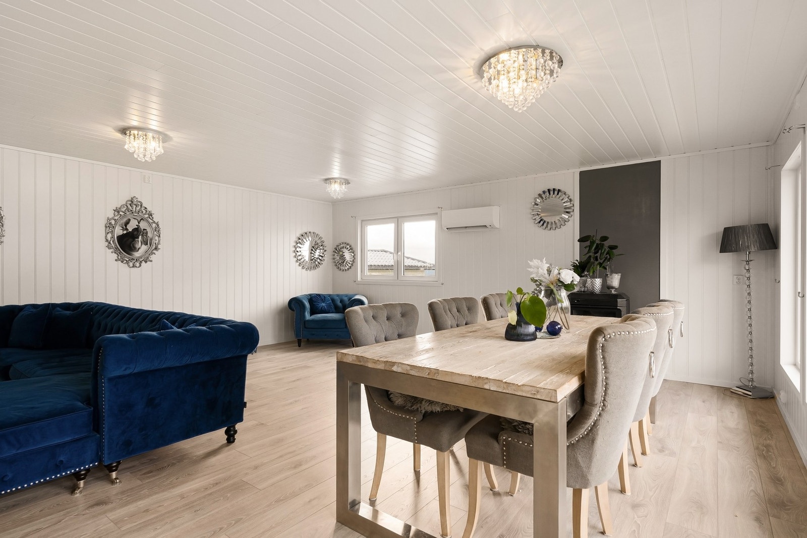 Det er god plass til både spisegruppe og sofa - flere møbleringsmuligheter Galleribilde