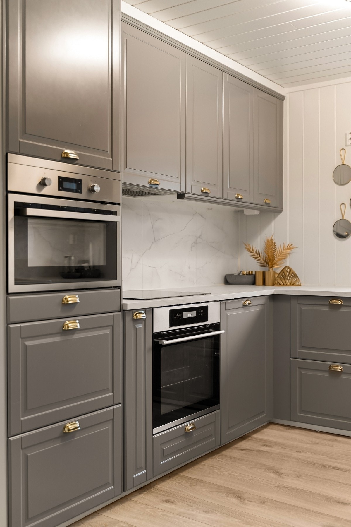 Godt utnyttet kjøkken med masse skapplass og benkeplass Galleribilde