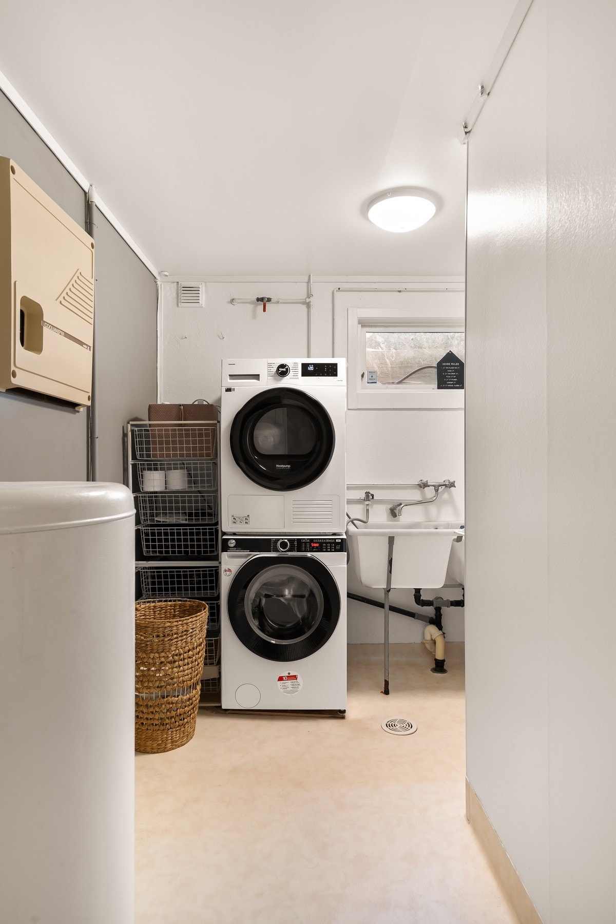 Eget vaskerom med god oppbevaring Galleribilde