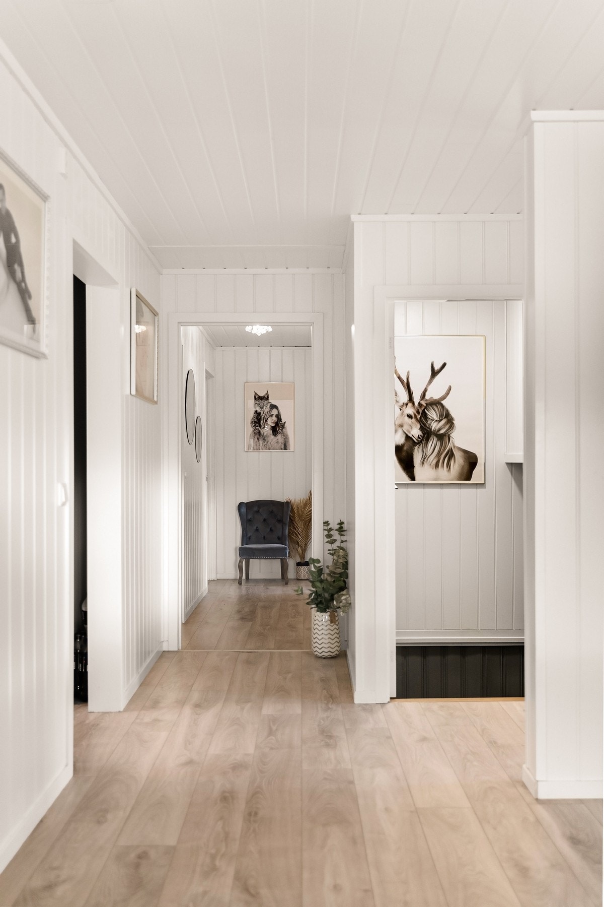 Lys og åpen gang og entré Galleribilde