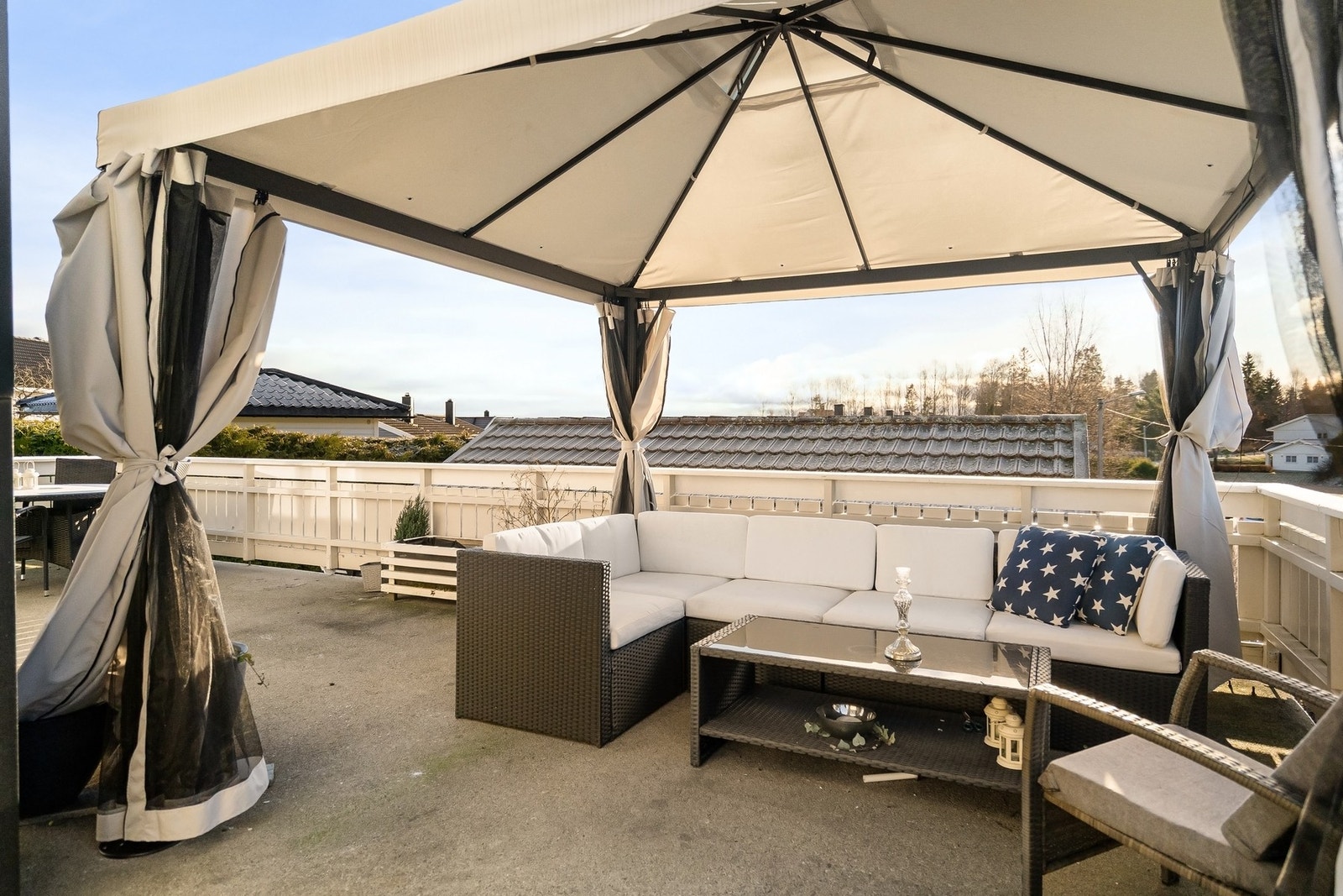 Solrik og fin uteplass Galleribilde