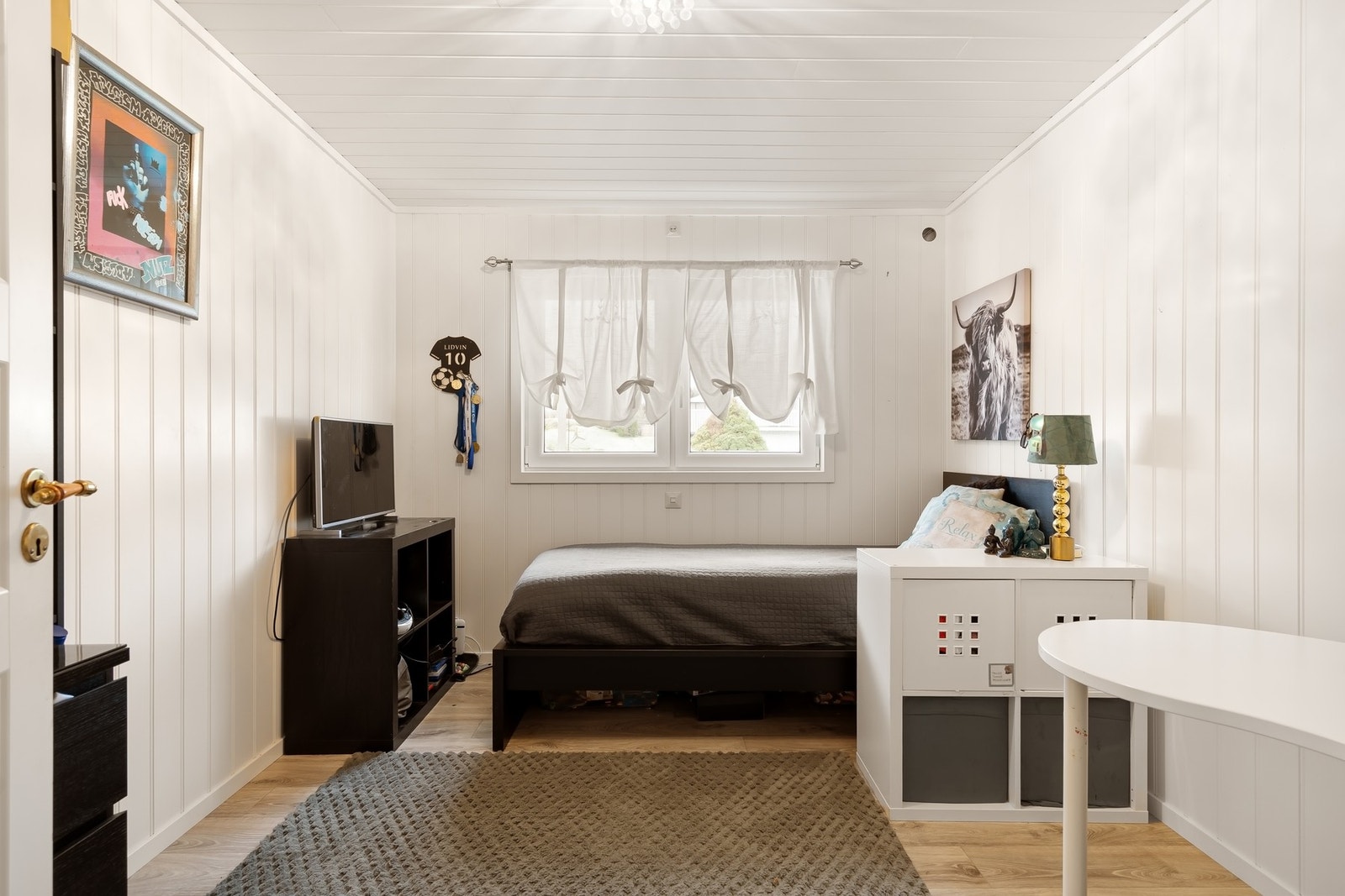 Luftig rom med god plass til dobbeltseng Galleribilde