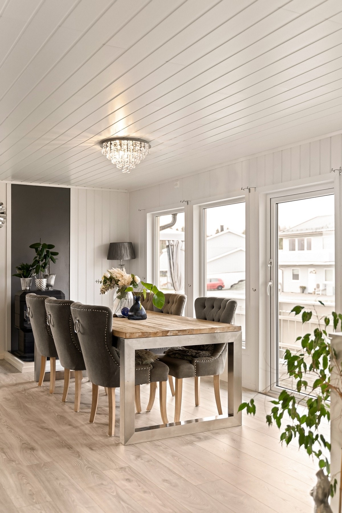 Store vindusflater som slipper inn mye naturlig lys Galleribilde