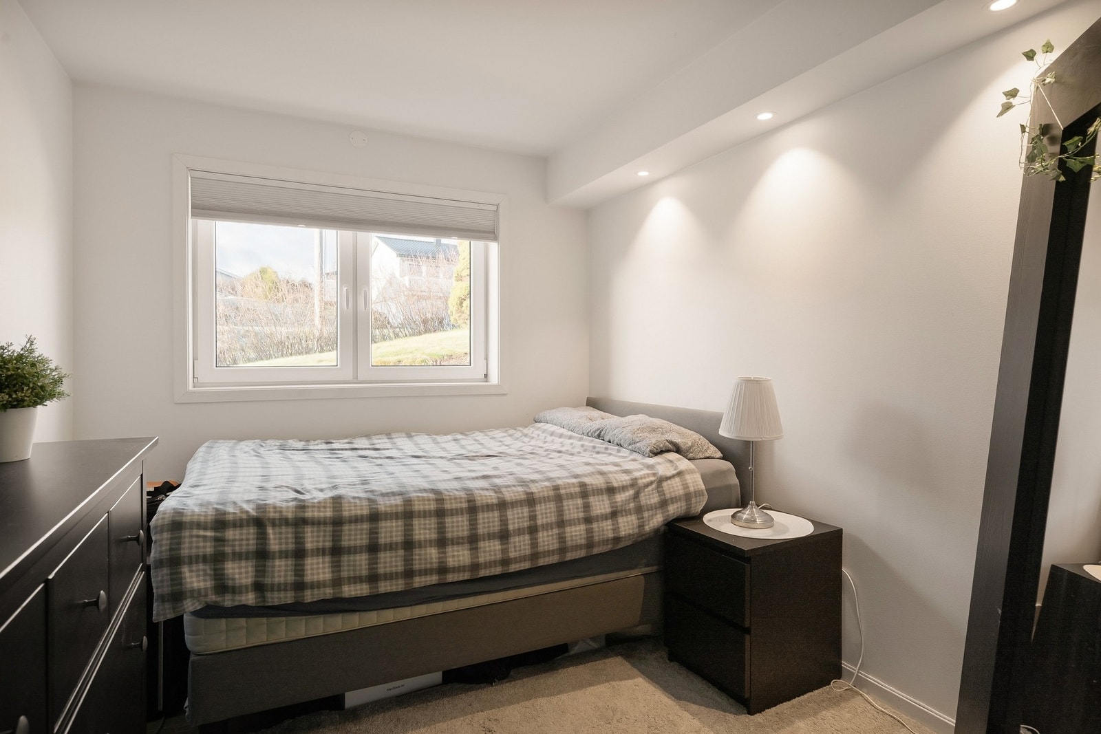 Soverommet i utleiedelen har god plass til dobbeltseng og kommode Galleribilde