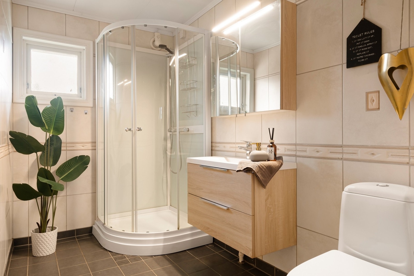 Badet i 1 etasje er pent og velholdt med god plass Galleribilde