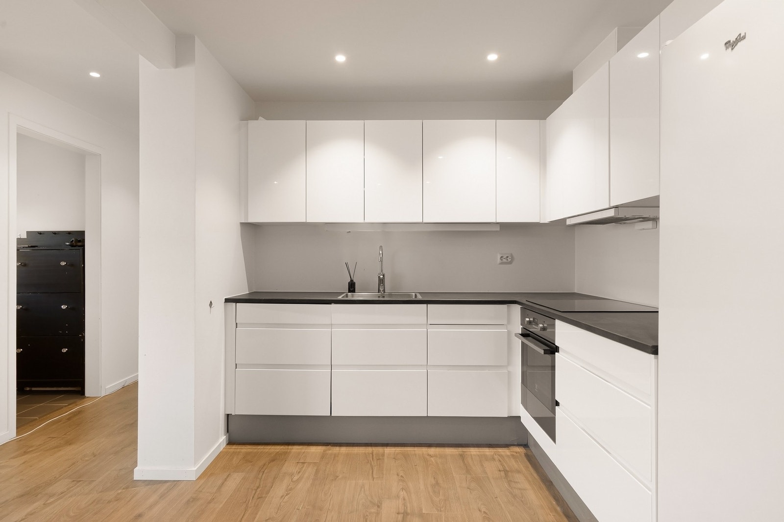 Pent hvitt kjøkken med masse skapplass Galleribilde