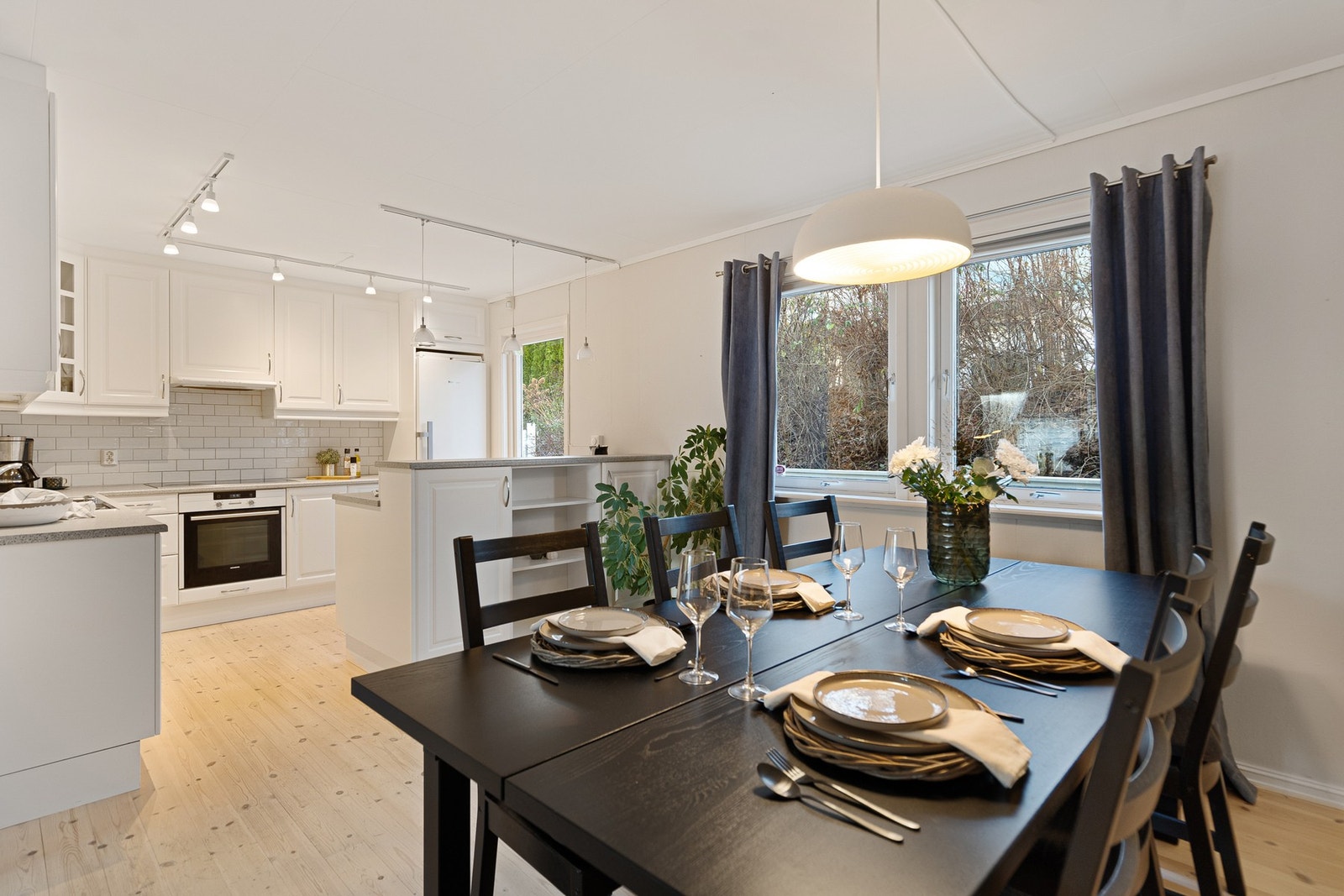 Svært trivelig kjøkkenrom med innredning fra 2011 i klassisk, solid stil og utgang til frokost-terrasse Galleribilde