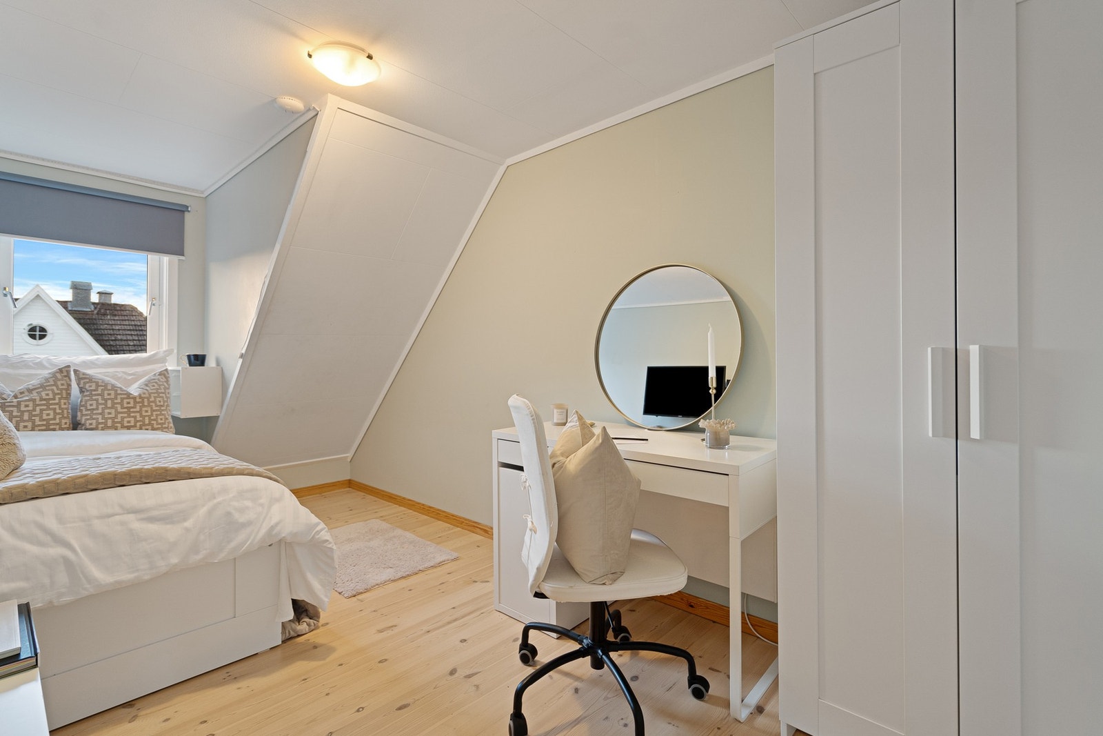 Soverom nr 2 med skap og god størrelse Galleribilde