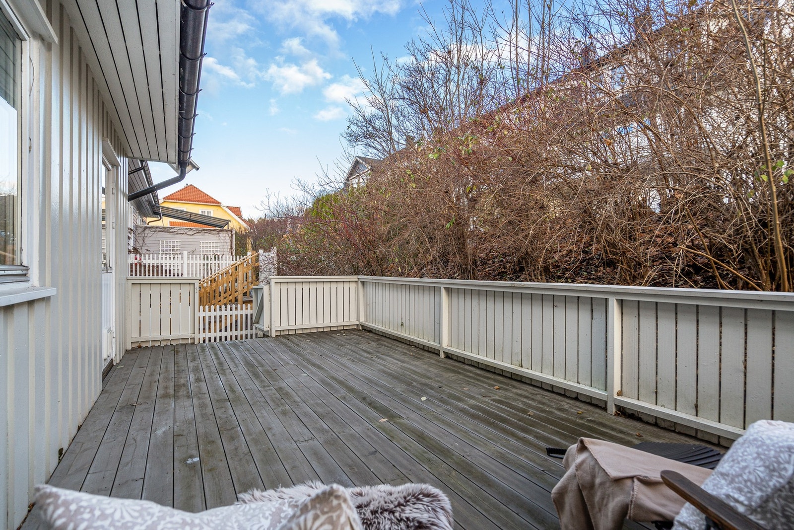 Forholdsvis stor frokostterrasse mot øst med skjermet beliggenhet Galleribilde