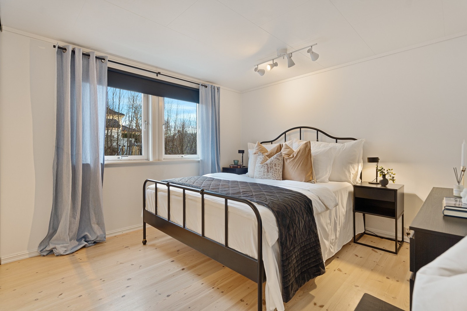 Romslig hovedsoverom med skapplass Galleribilde