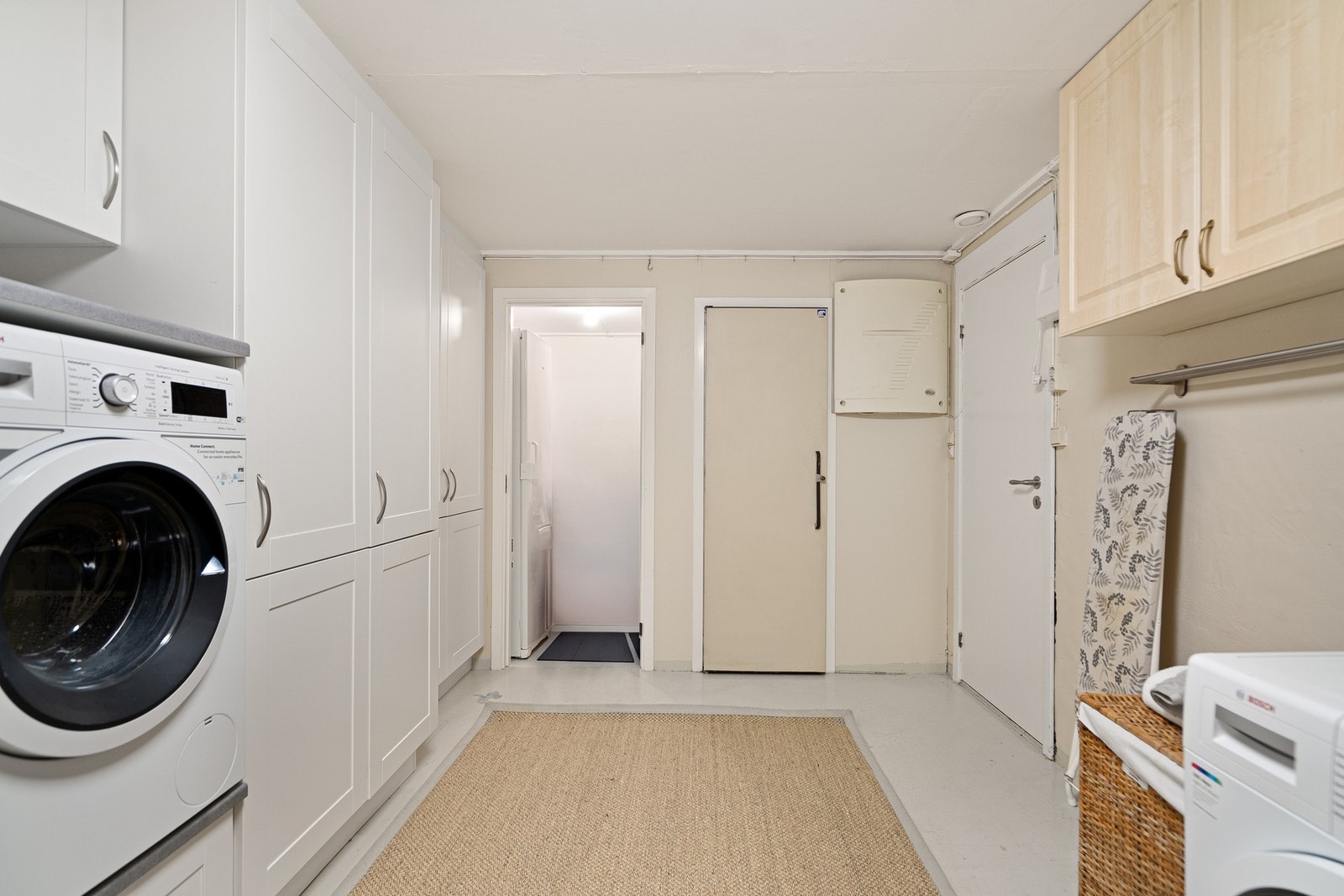 Det er godt med lagring i skap, samt i bod og kjølerom/bod Galleribilde