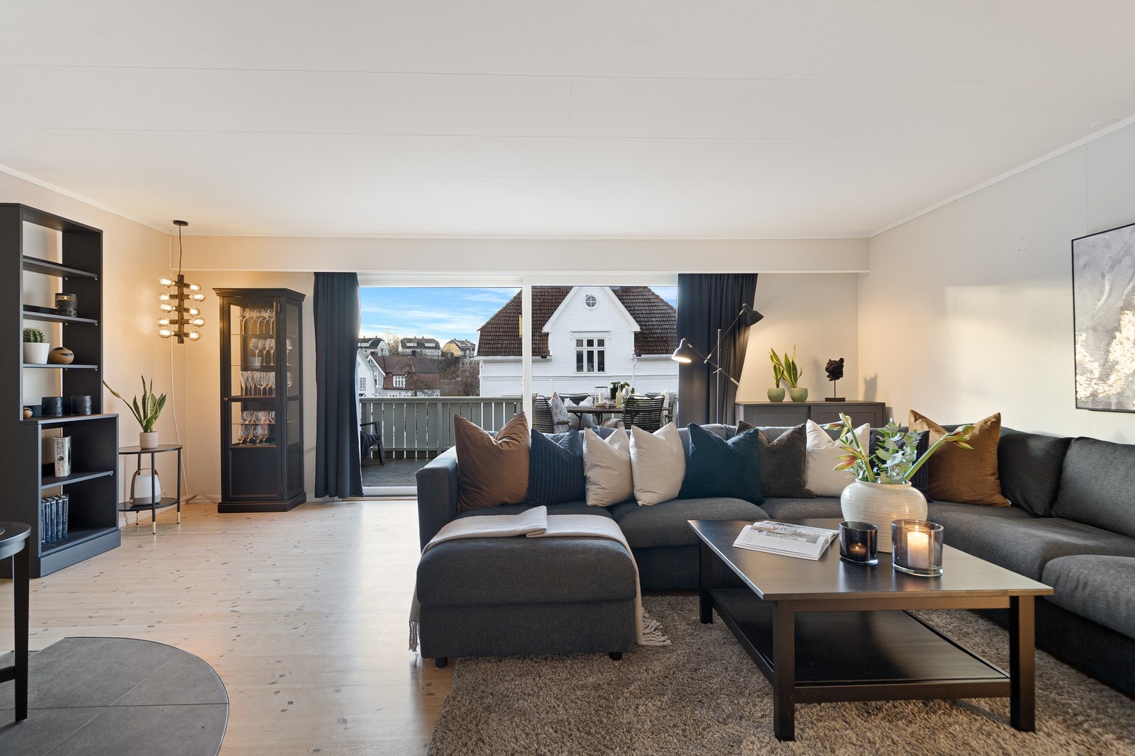 Lys, romslig og innbydende stue med heltre furugulv og lysmalte vegger Galleribilde