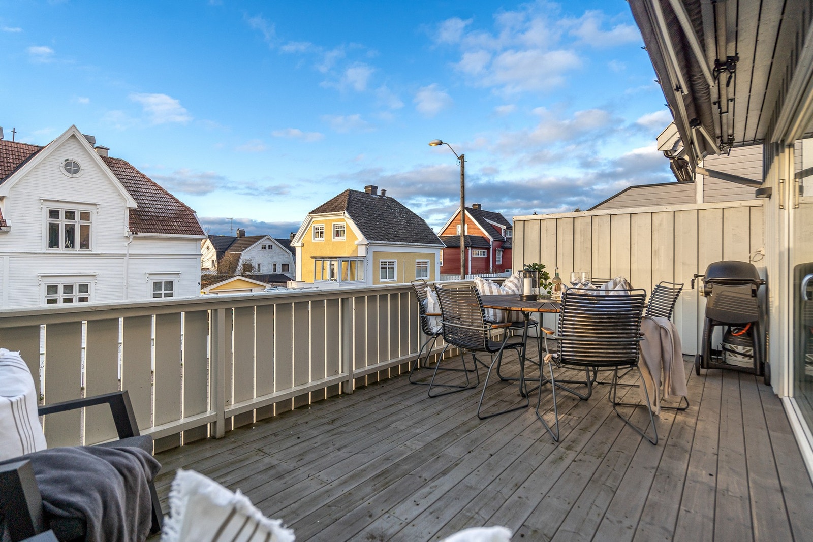 Her kan du nyte lange ettermiddager og kvelder i solen! Det er også montert markise. Galleribilde