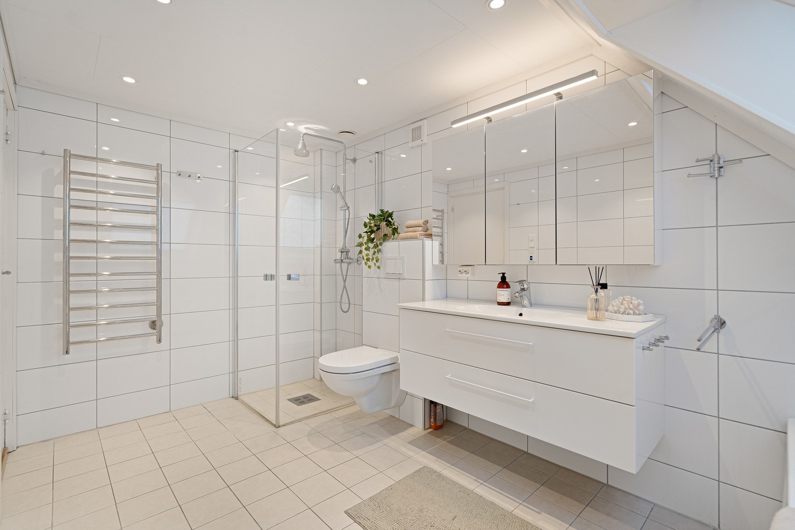 Lekkert, tidløst og delikat baderom fra 2019 Galleribilde