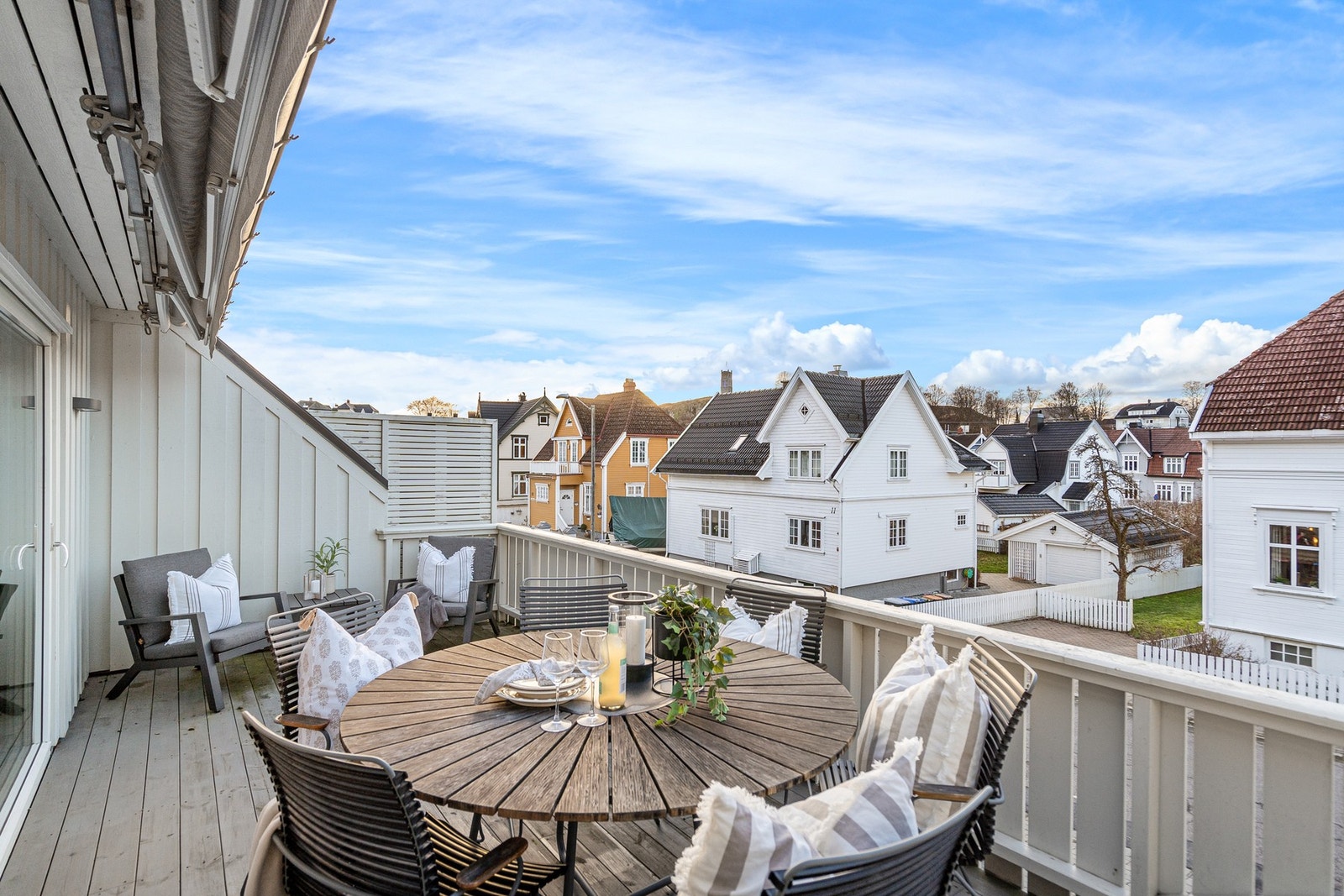 Terrassen ut fra stua ligger mot vest, og har meget gode solforhold Galleribilde