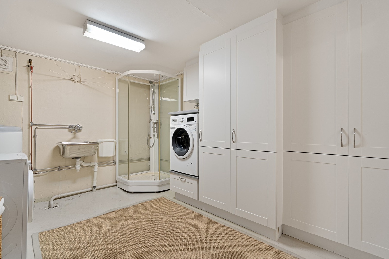 Stort, praktisk vaskerom/bad med alt du trenger for en praktisk hverdag! Galleribilde