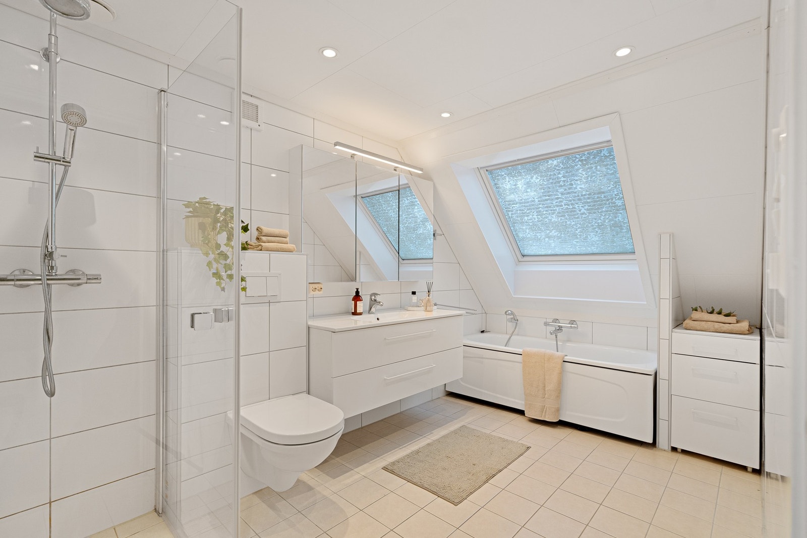 Lekkert, tidløst og delikat baderom fra 2019 Galleribilde