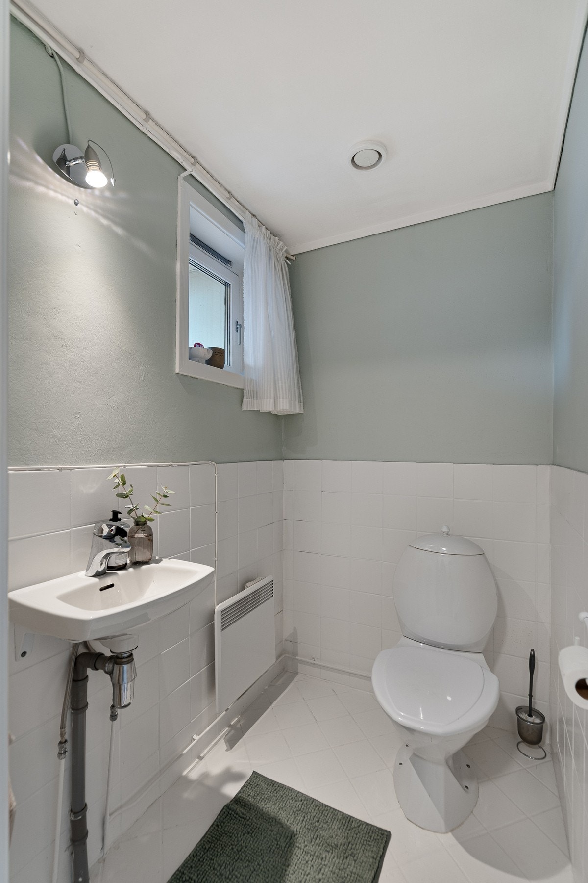 Praktisk med eget toalettrom i denne etasjen, like ved entreén Galleribilde