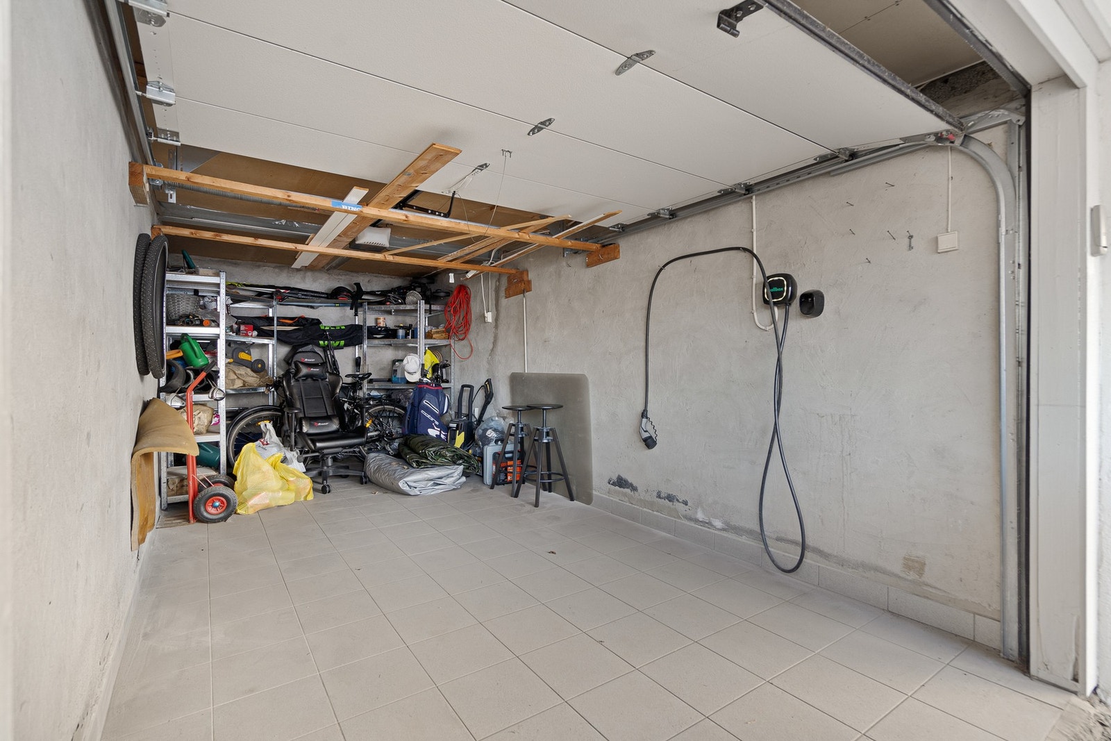 Garasjen har plass til én bil - her er det også montert lader Galleribilde