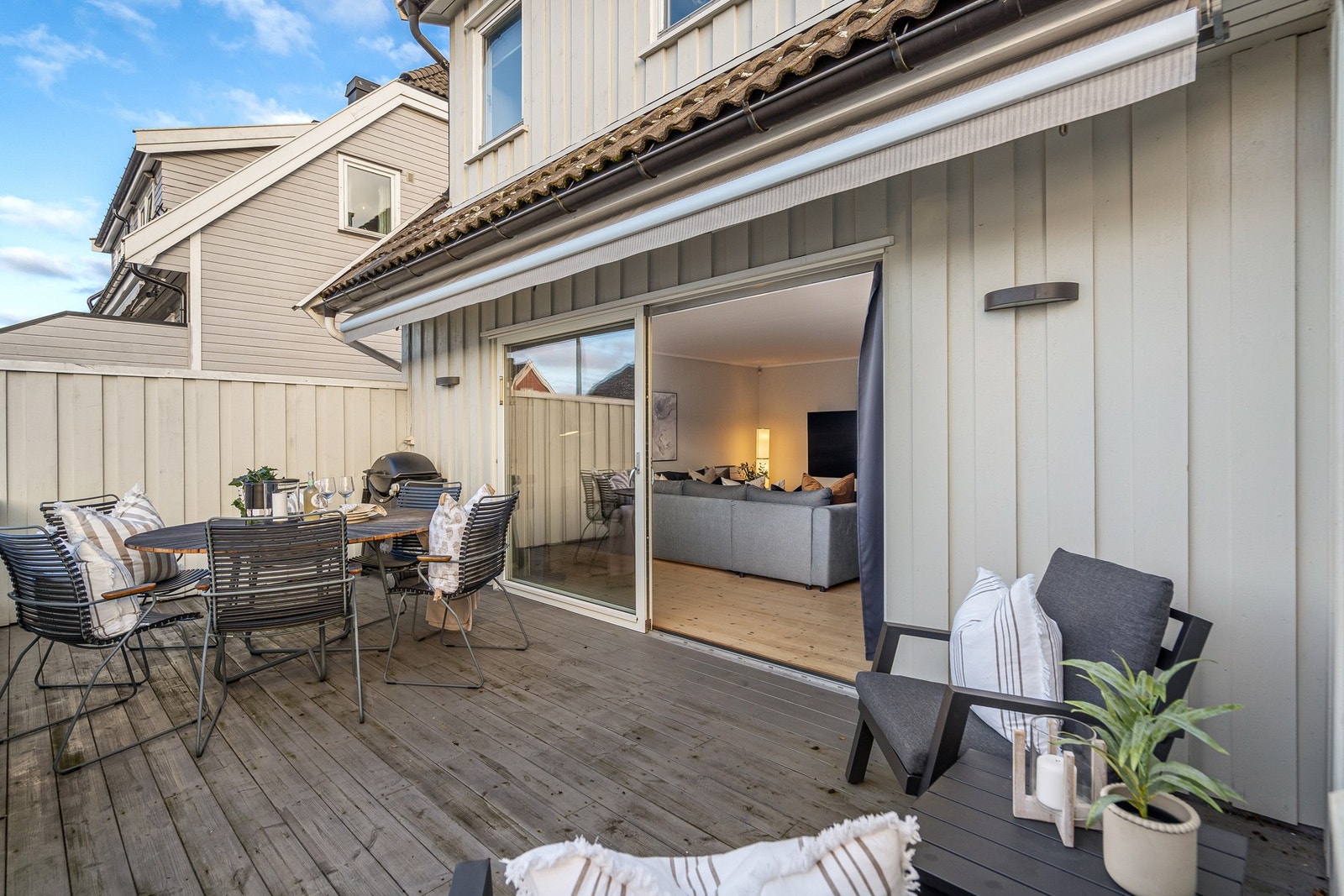 Stor terrasse ut fra stua mot vest Galleribilde