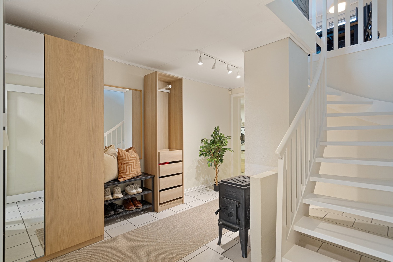 Innbydende hall med garderobeskap og trapp. Her er det også varme i gulvet Galleribilde