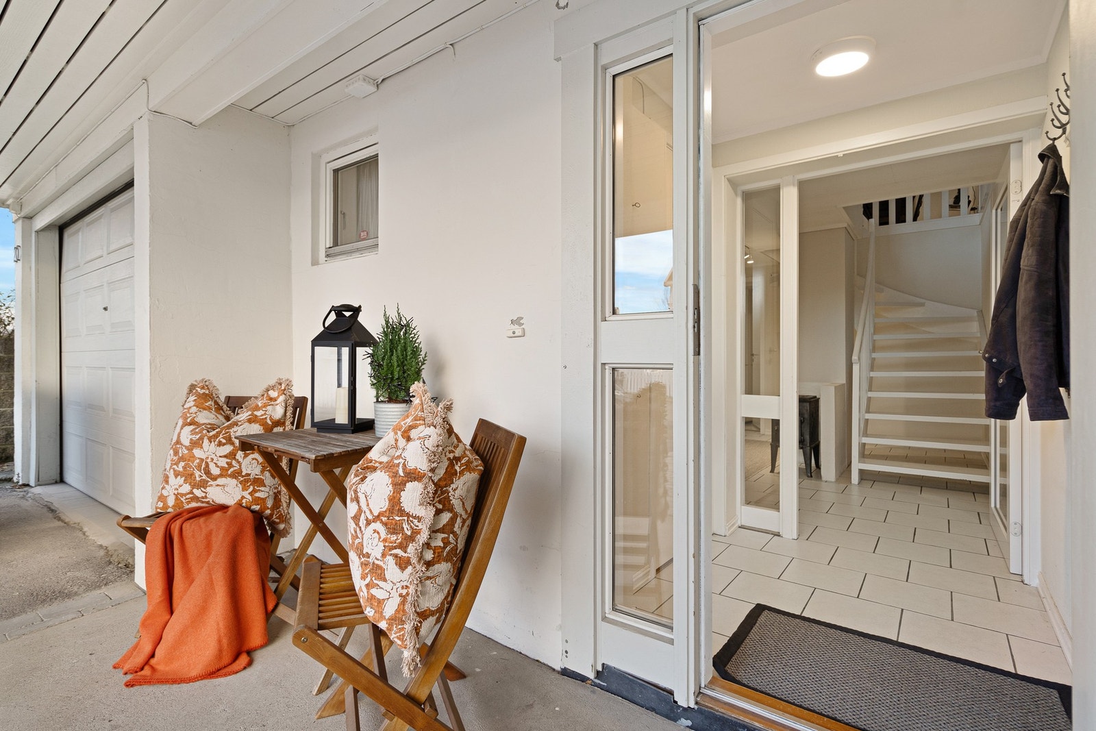 Overbygget, hyggelig inngangsparti Galleribilde