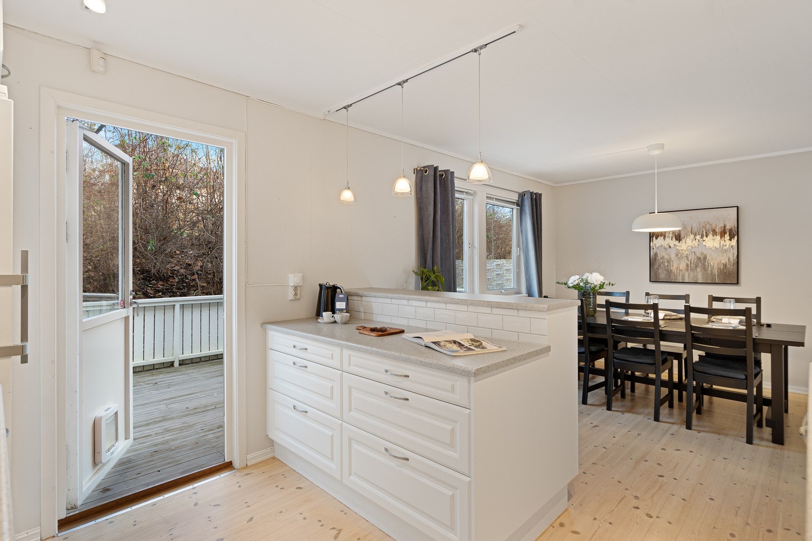 Super innredning med kjekk anretningsplass, samt mengder av oppbevaring Galleribilde