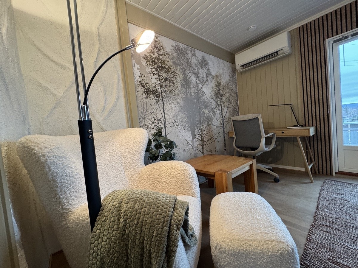 Rom 2 i hovedetasje - lun og koselig sitteplass Galleribilde