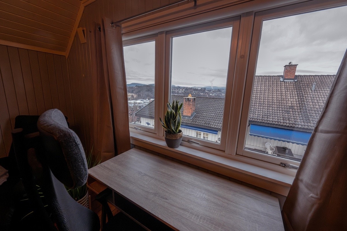 Rom 3 i andre etasje - utsikt fra kontorpult Galleribilde