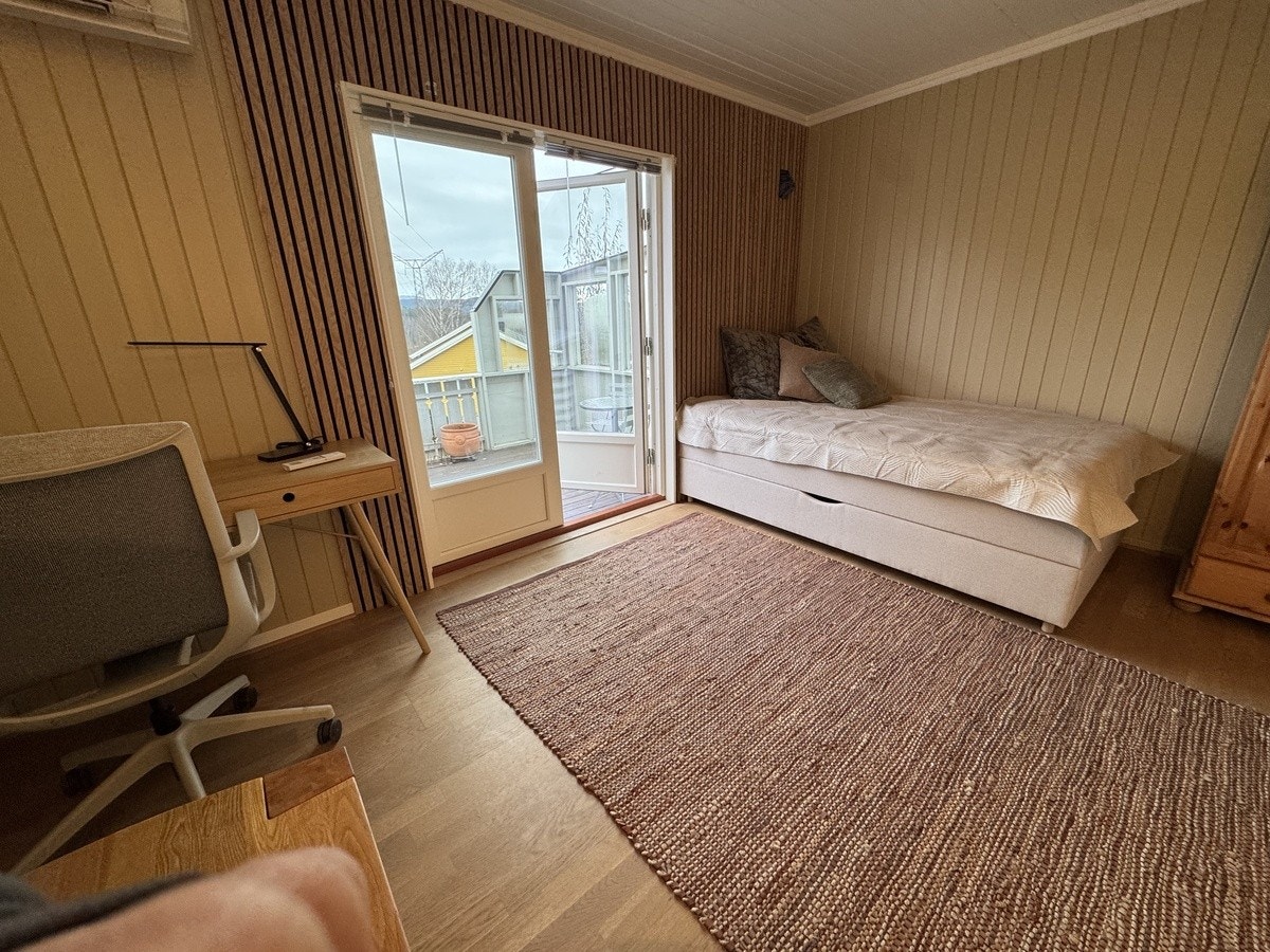 Rom 2 i hovedetasje - dobbelt terassedør direkte ut på privat terassedel Galleribilde