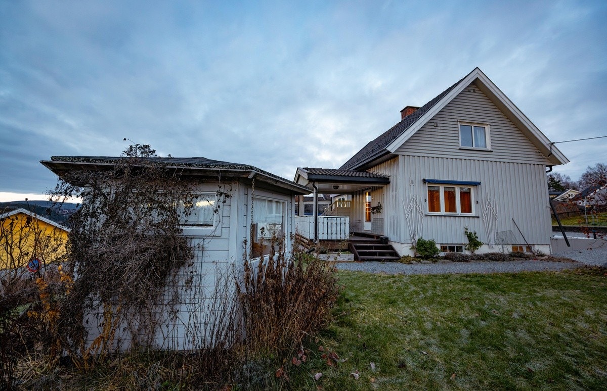 Hus og lysthuset, utsikt fra hage Galleribilde