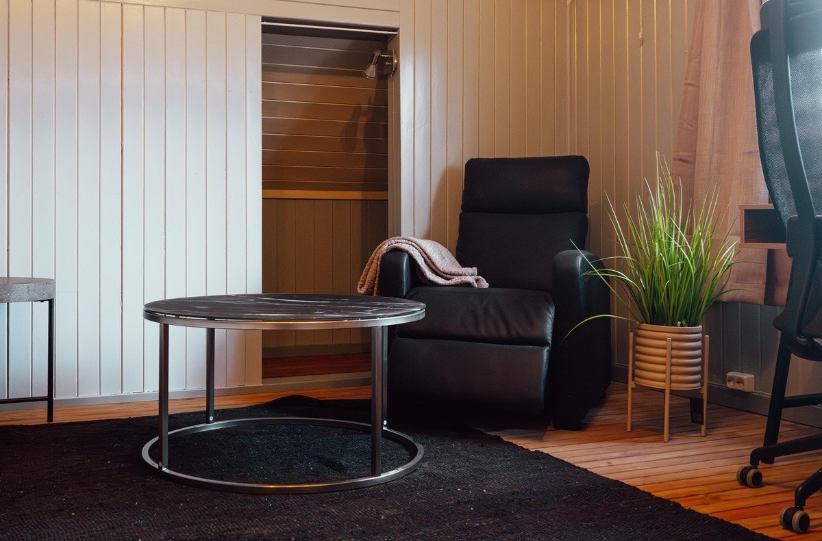 Rom 3 i andre etasje - hyggelig sittekrok med lenestol Galleribilde