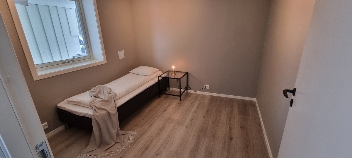 Hoved soverom med god plass til skap. Galleribilde