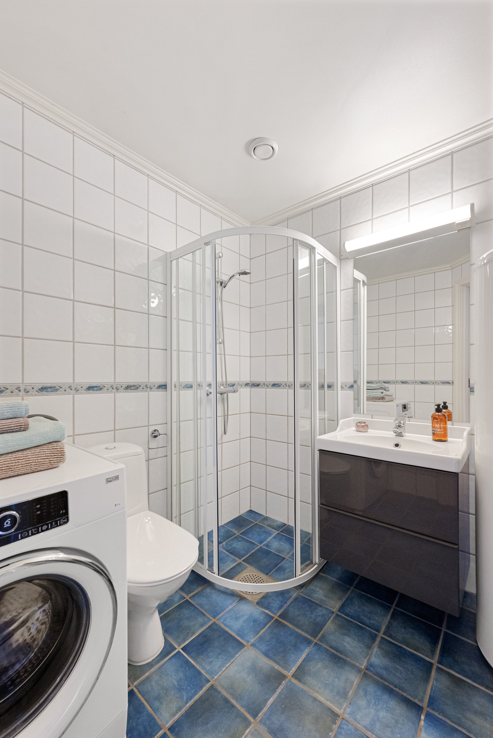 Bad med opplegg for vaskemaskin Galleribilde