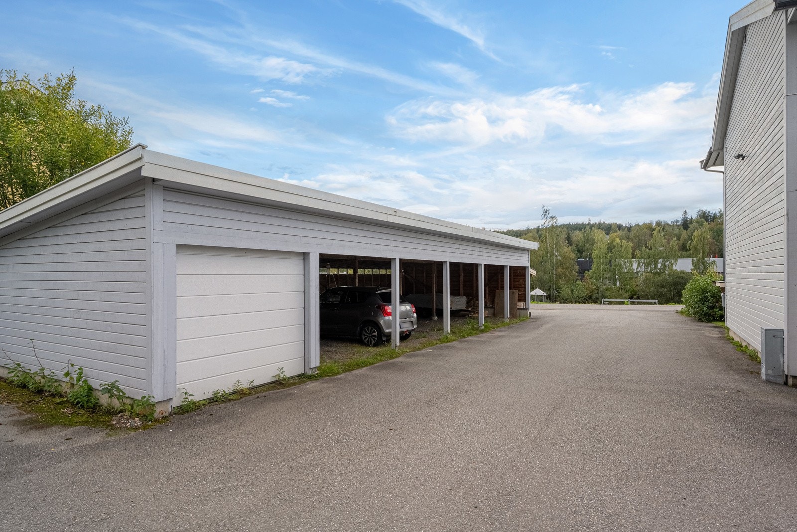 Parkeringsplass i felles carportrekke Galleribilde