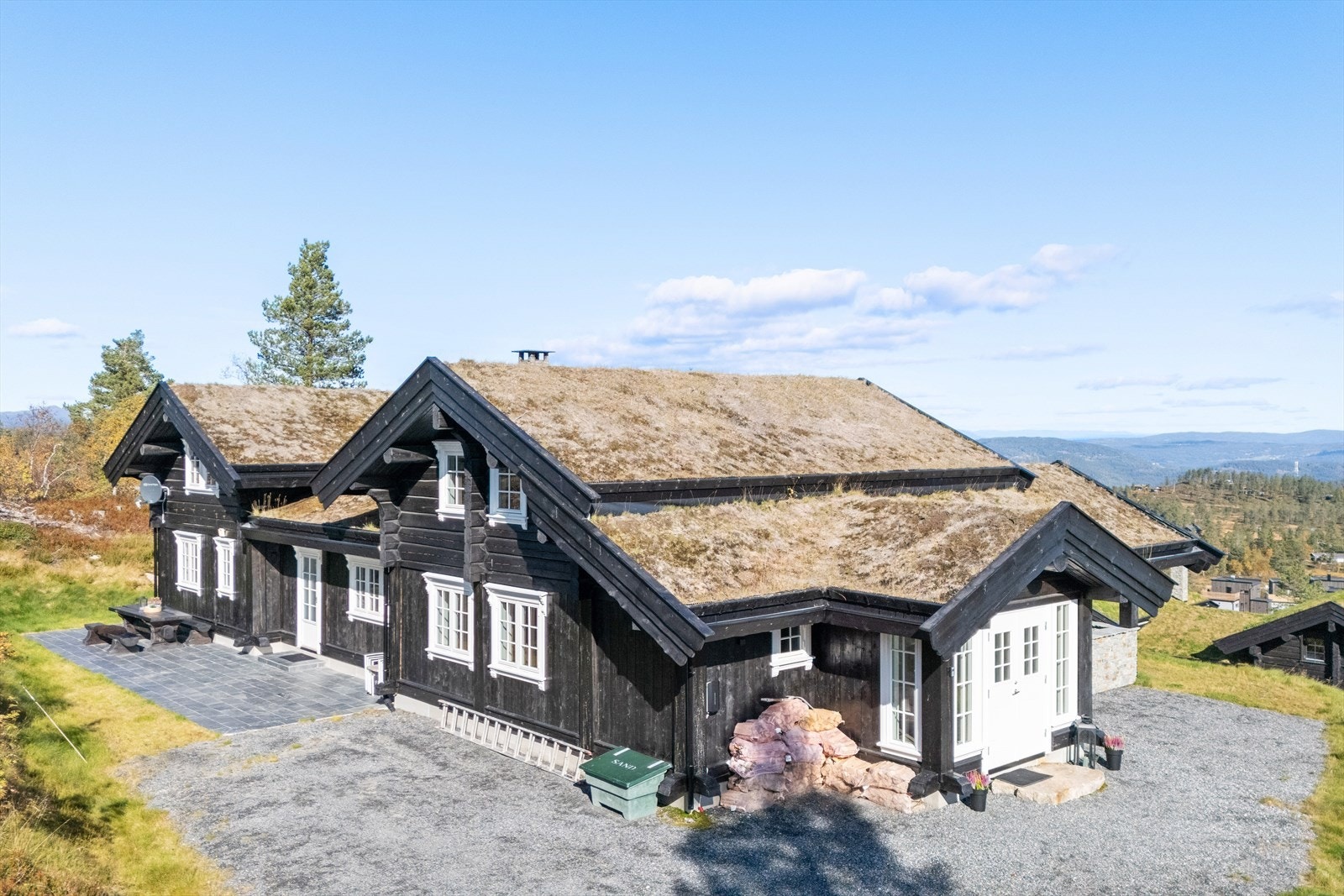 God parkeringsplass til flere biler. Elbil-lader på veggen. Galleribilde