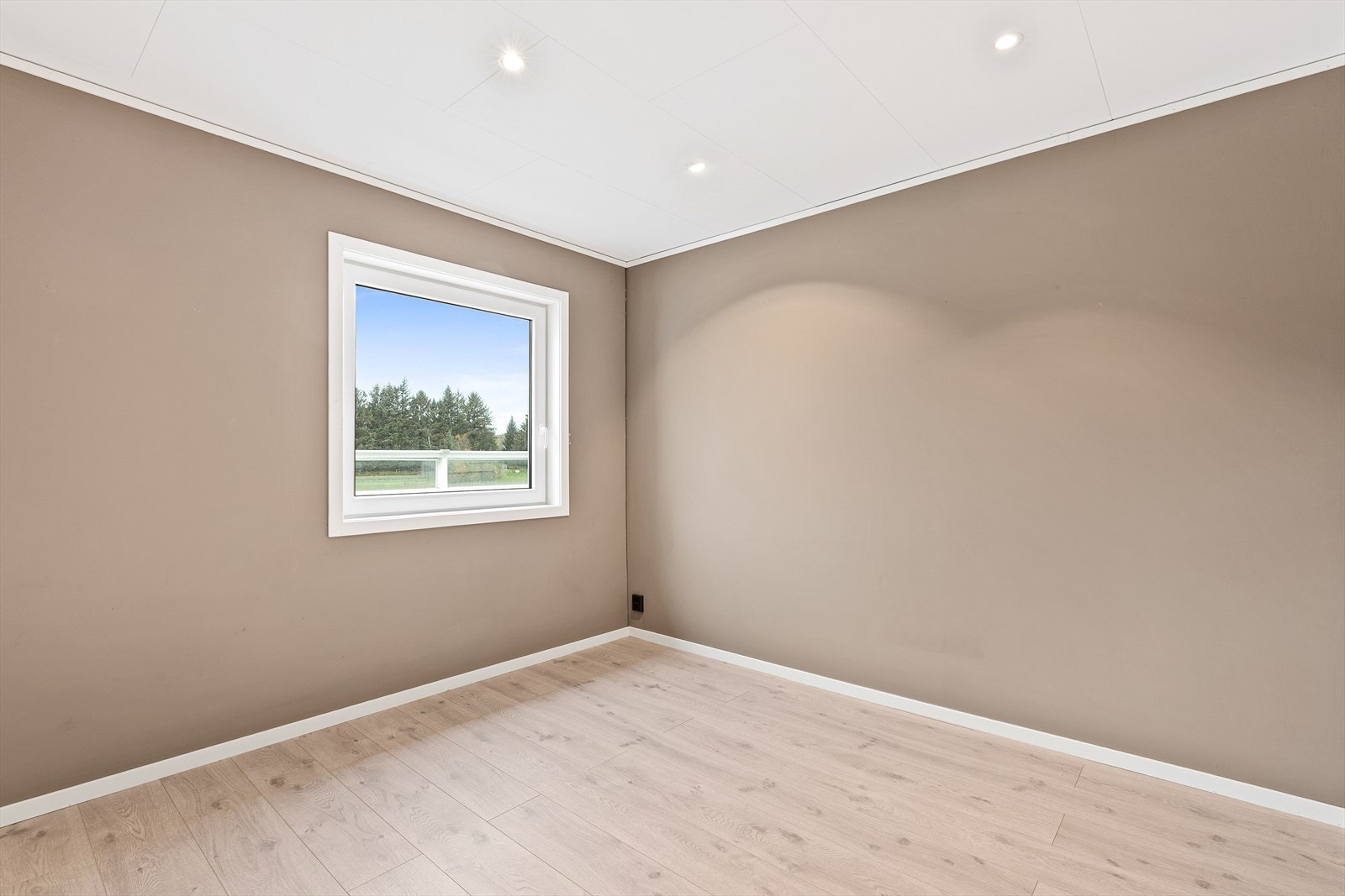 Downlights i himling. Tv-stue/Soverom var tidligere kjøkken Galleribilde