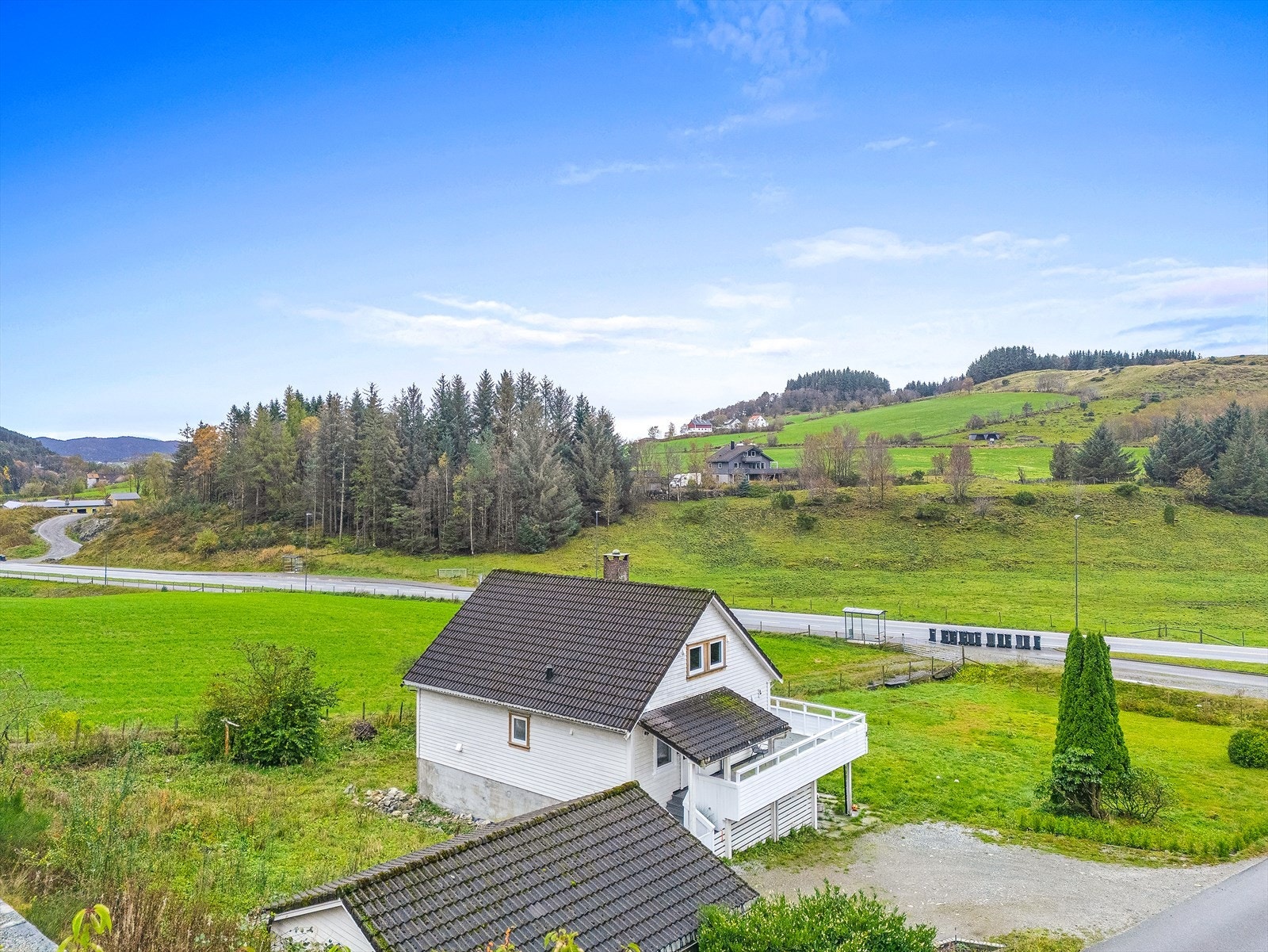 Gruset tun med god parkeringsplass Galleribilde