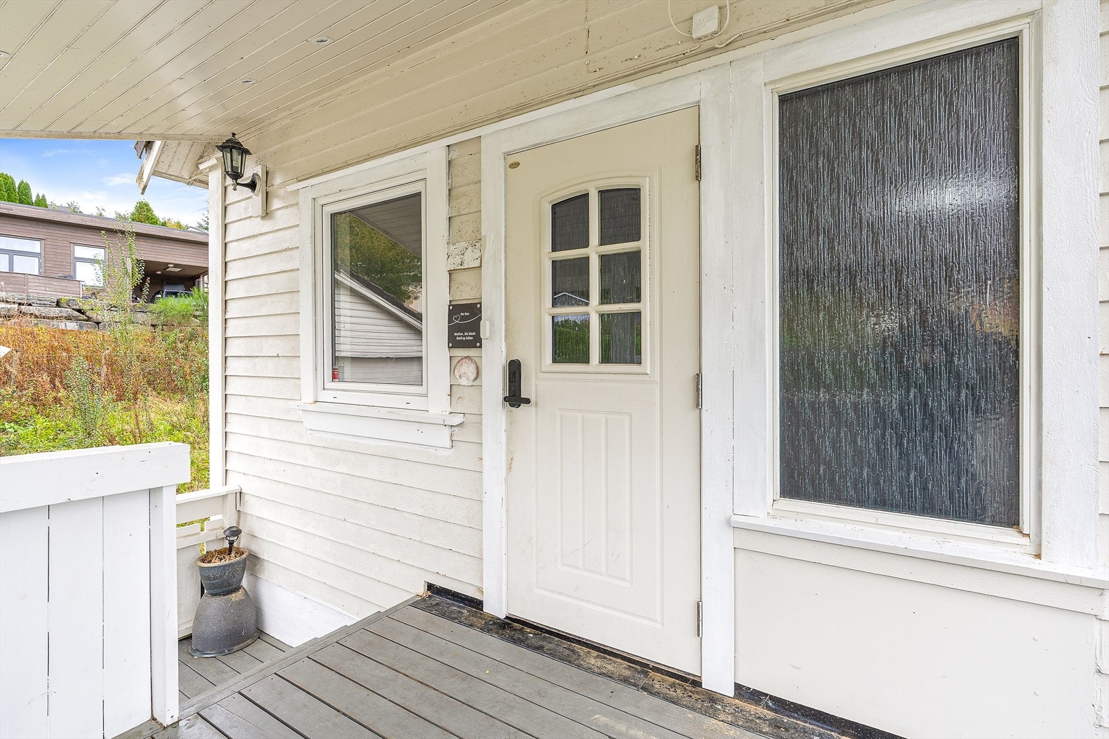 Praktisk, overbygd inngangsparti Galleribilde