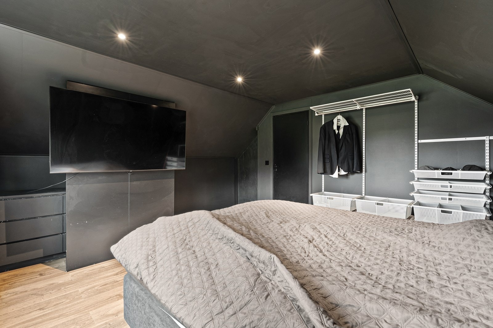 Garderobeløsning og TV er inkludert i salget Galleribilde