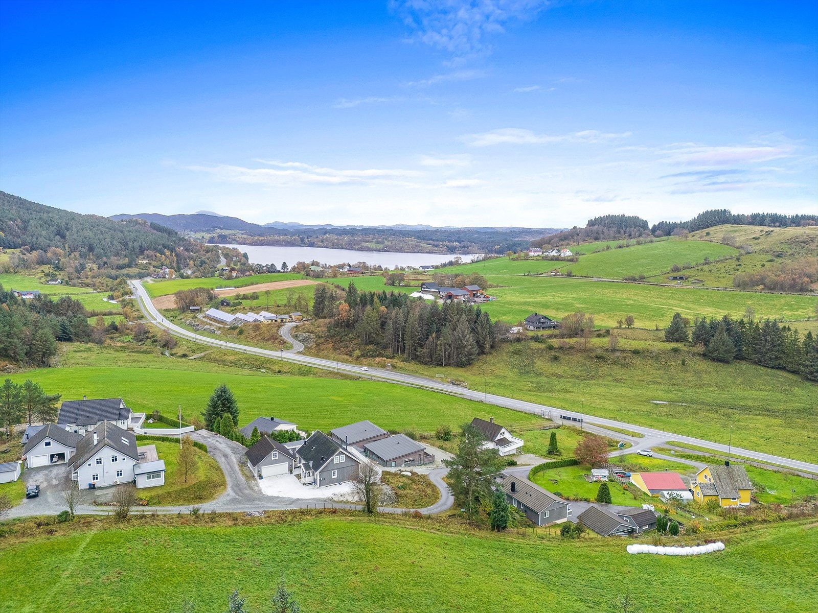 Landlig beliggenhet. Dronefoto mot Vik og Storavatnet Galleribilde