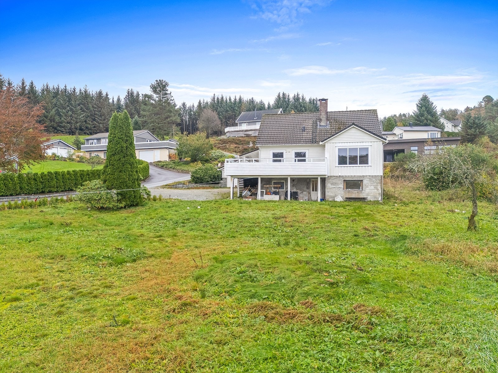 Stor tomt på 1593 kvm m/ gode solforhold, et godt grunnlag for å videreutvikle hagen til et ekte grønt paradis. Galleribilde