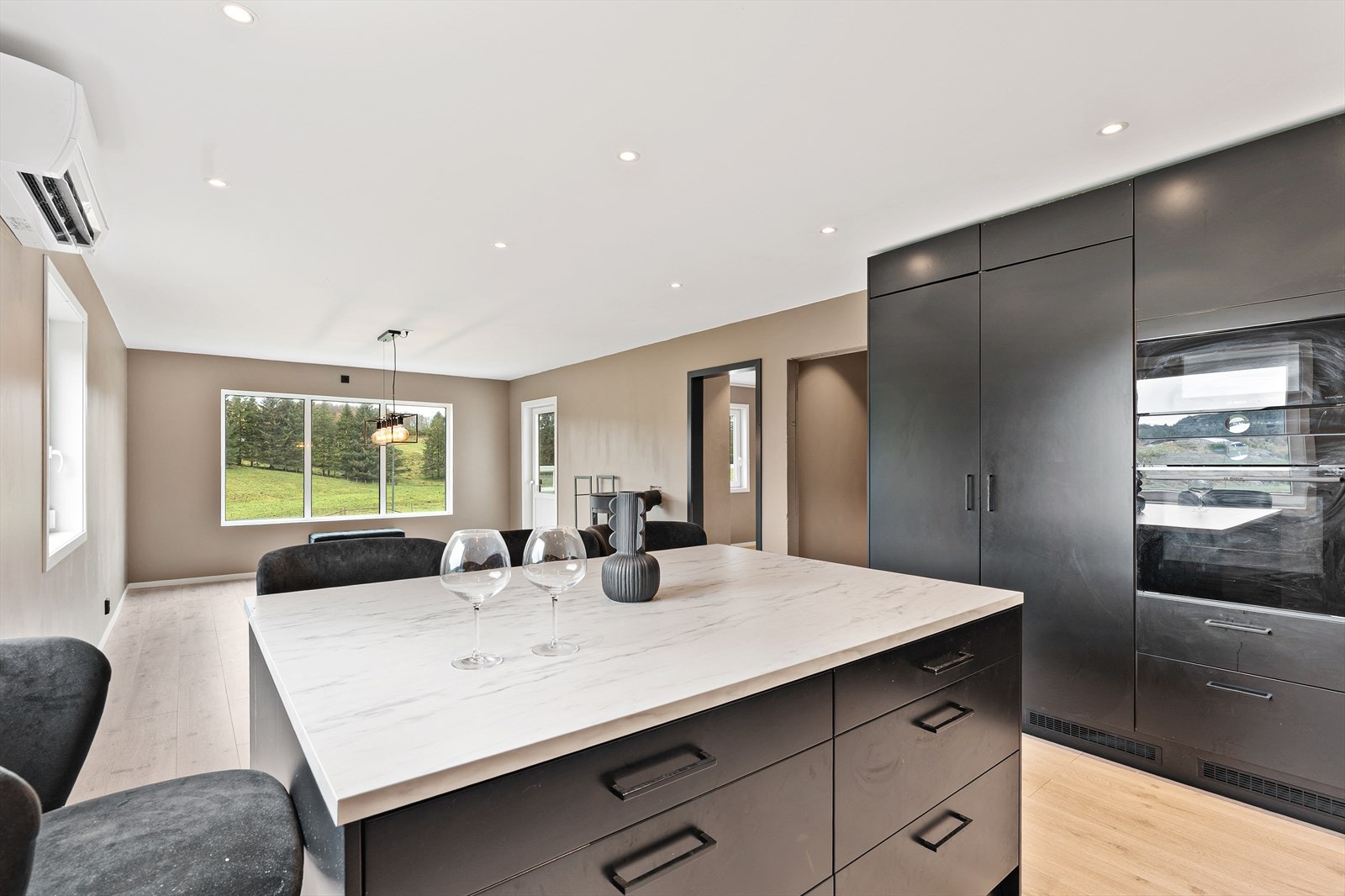 Moderne kjøkken med påkostede hvitevarer av høy kvalitet. Alle hvitevarer er integrert. Galleribilde