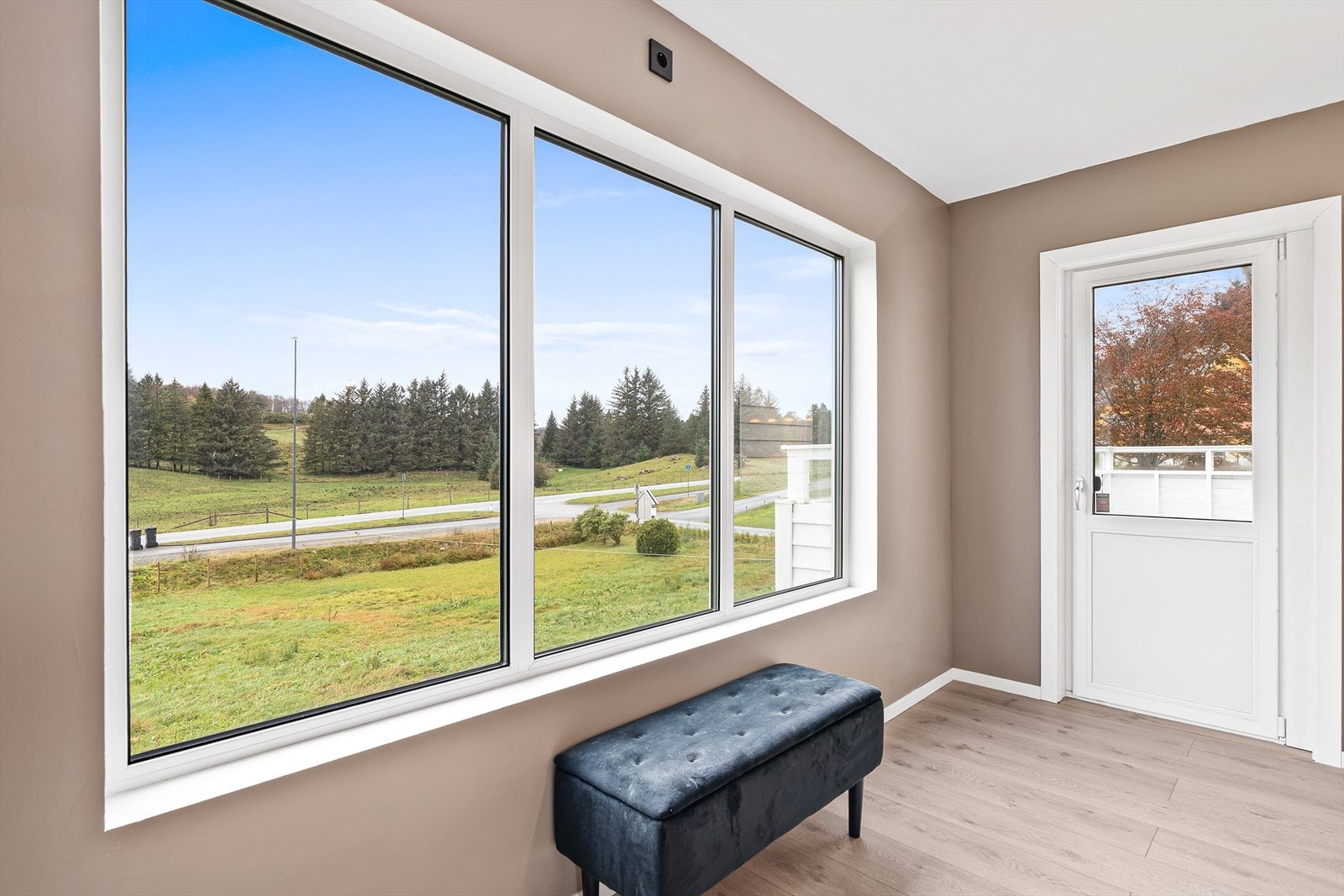 Utgang til stor, rundtgående terrasse Galleribilde